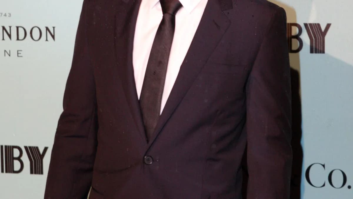 Tobey Maguire em evento de tapete vermelho, de terno escuro