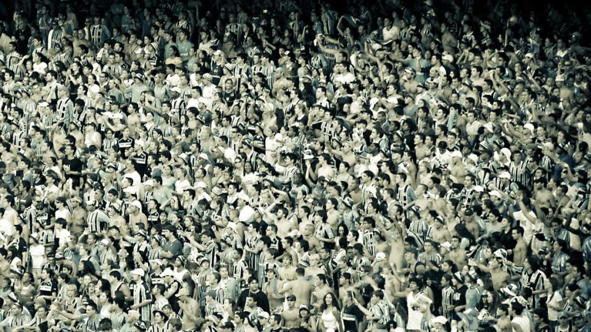 Torcida do Grêmio nas arquibancadas durante partida