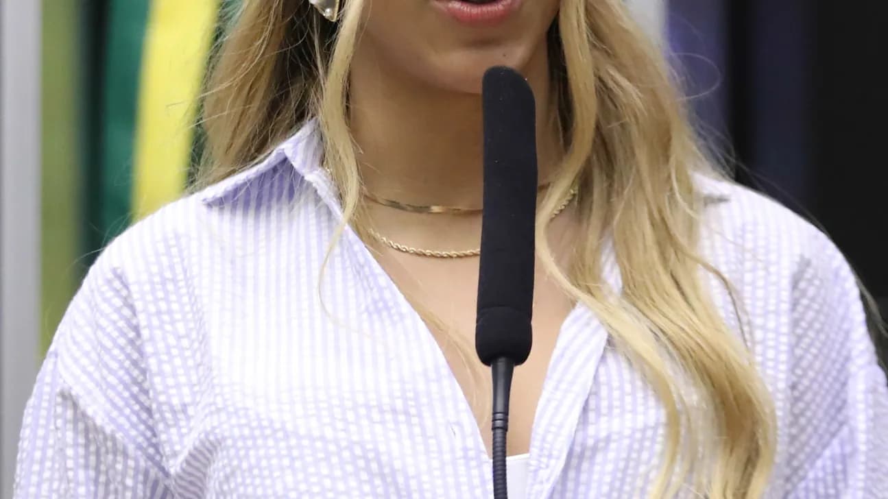 A deputada federal Erika Hilton (PSOL-SP) discursa durante sessão na Câmara dos Deputados