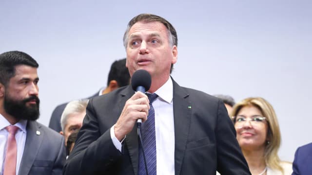 Jair Bolsonaro discursa ao microfone em evento após deixar a Presidência