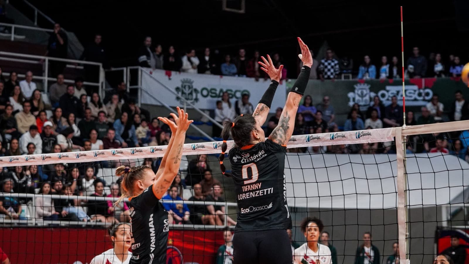Tifanny Abreu, do Osasco, bloqueia bola durante partida de vôlei da Superliga