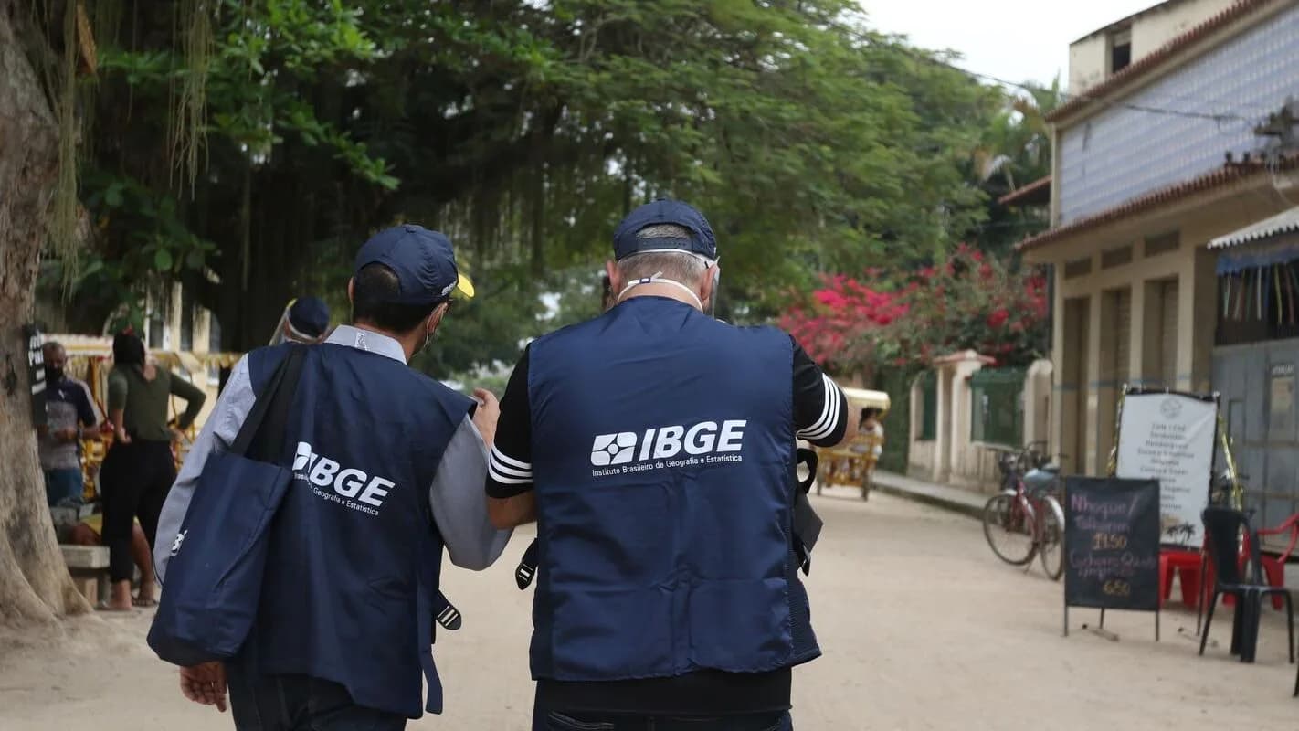 Agentes do IBGE em trabalho de campo, uniformizados
