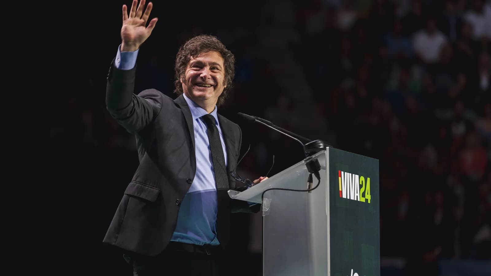 Javier Milei discursa em pódio durante evento do partido espanhol Vox