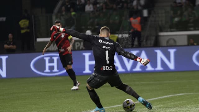 Goleiro do Athletico Paranaense, de uniforme preto, cobra tiro de meta com um companheiro de time ao fundo, em foto de arquivo de jogo do time