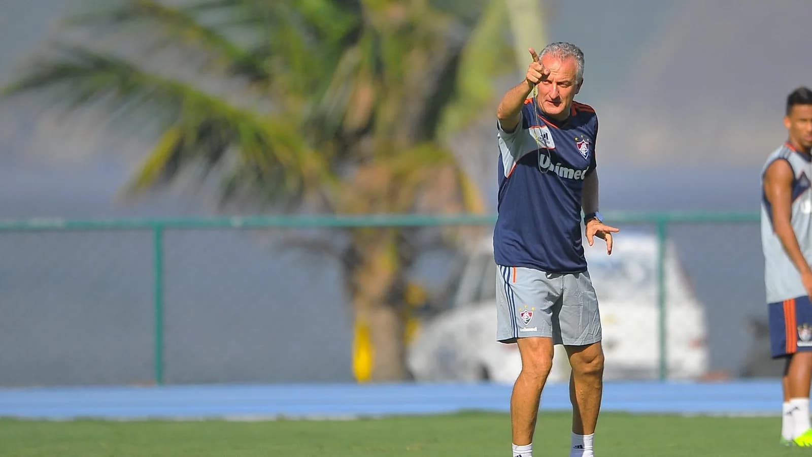 O técnico Dorival Júnior em campo durante treino (foto de arquivo)