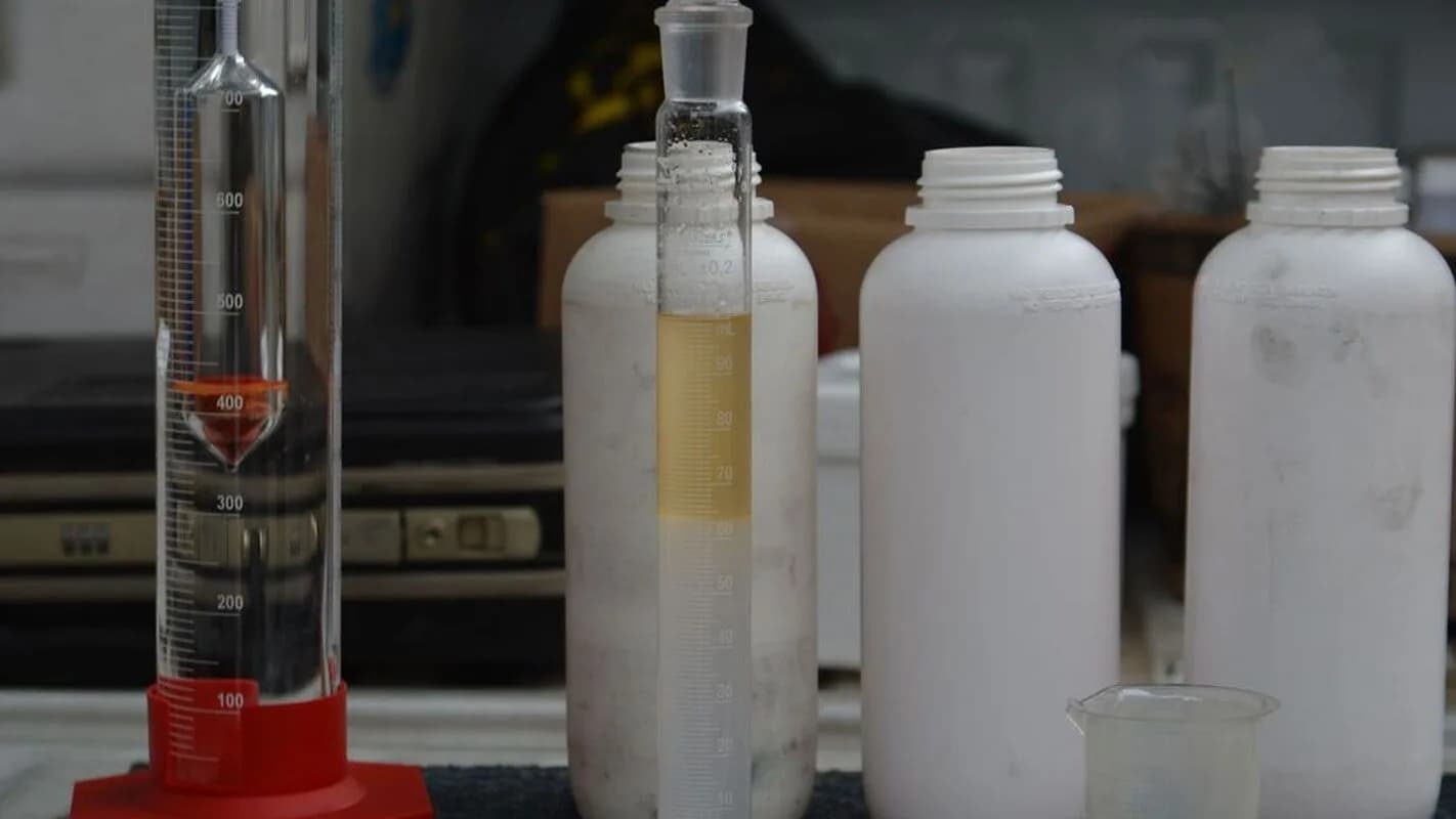Frascos de amostra de biodiesel em teste de laboratório
