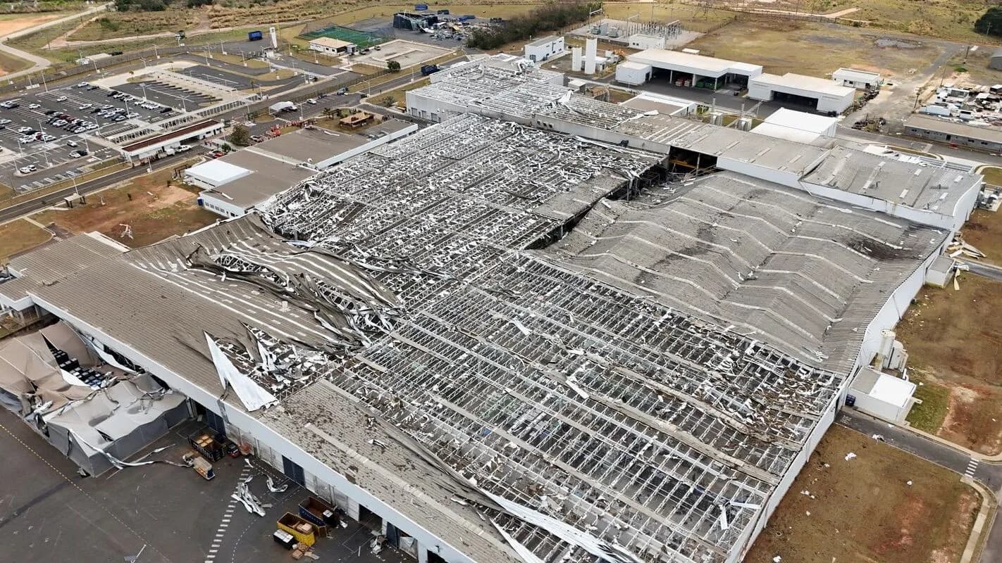 Vista aérea da fábrica da Toyota em Porto Feliz com telhado destruído após vendaval em 2025