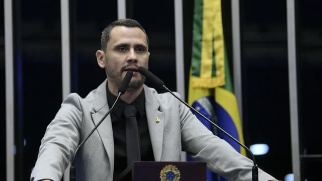 O senador Cleitinho Azevedo discursa no plenário do Senado Federal