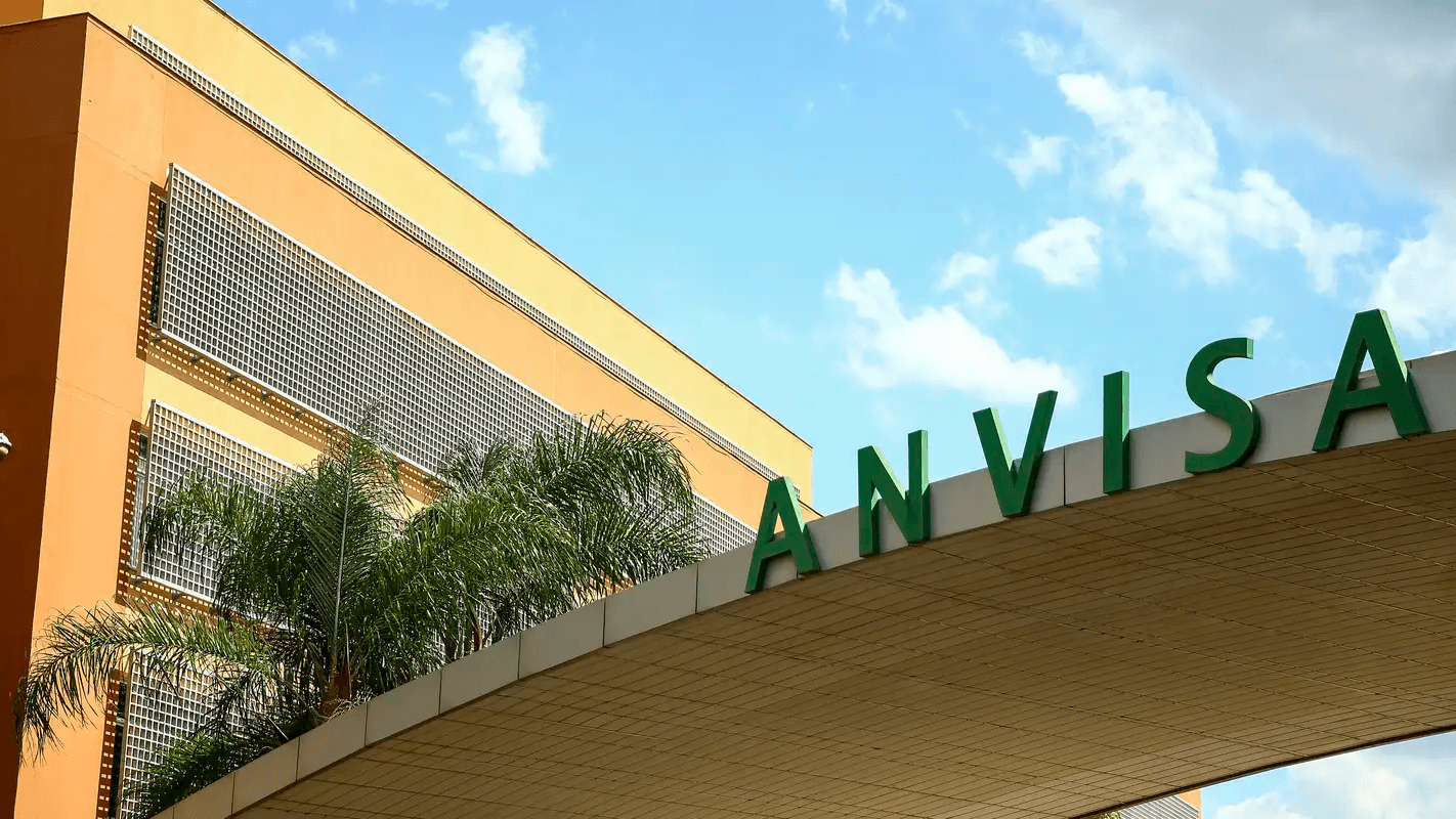 Fachada da sede da Agência Nacional de Vigilância Sanitária (Anvisa), em Brasília, com o letreiro da agência