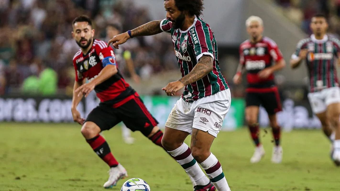 Jogador do Flamengo disputa bola em clássico do Brasileirão