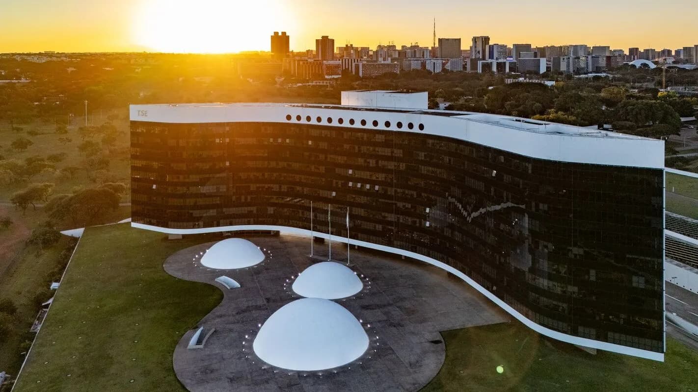 Vista aérea da sede do Tribunal Superior Eleitoral (TSE), em Brasília, ao entardecer
