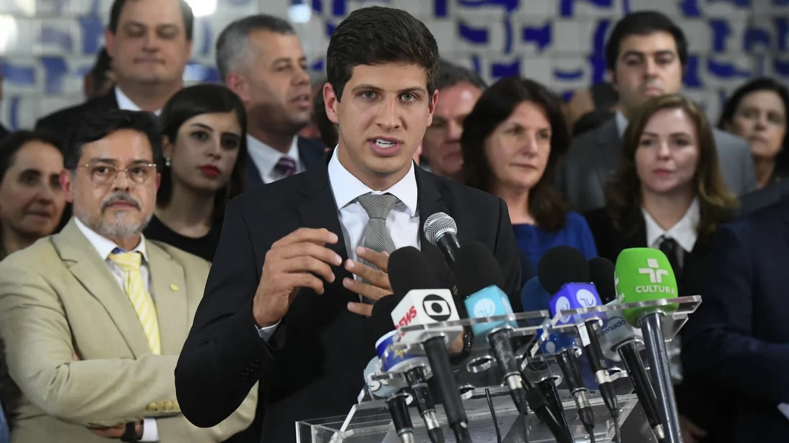 João Campos discursa em coletiva de imprensa em Brasília, em foto de arquivo de 2019