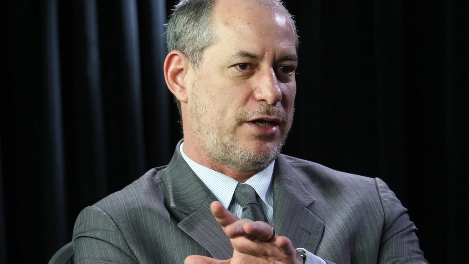 Ciro Gomes gesticula durante entrevista, foto de arquivo