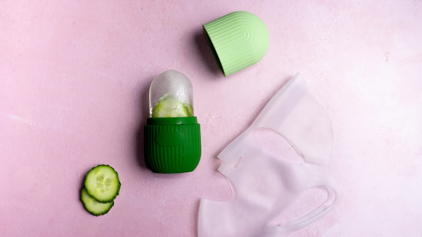 Pepino fatiado ao lado de máscara facial verde e aplicador de skincare, remetendo a cuidados com a pele