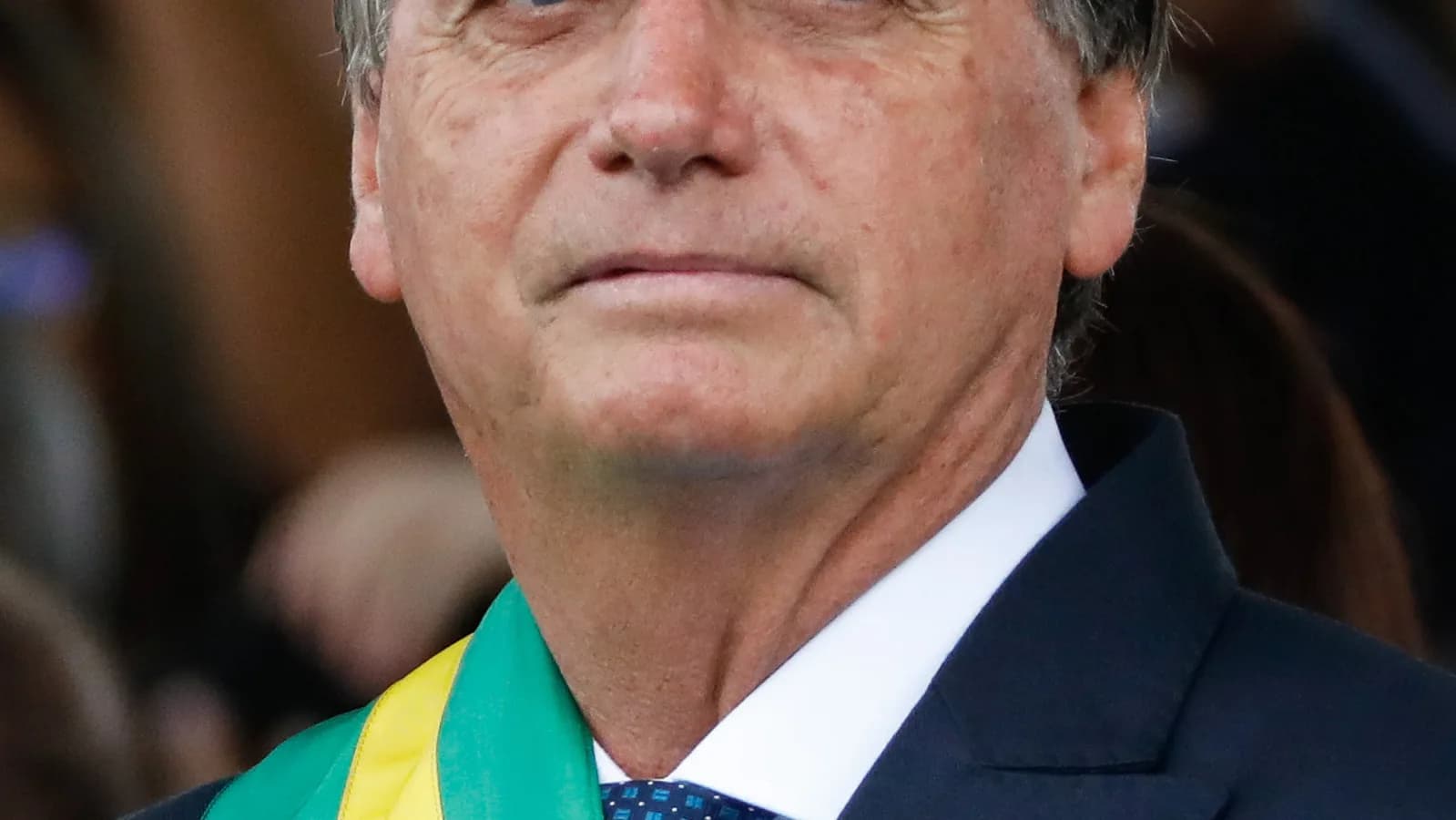 O ex-presidente Jair Bolsonaro usa a faixa presidencial em cerimônia oficial