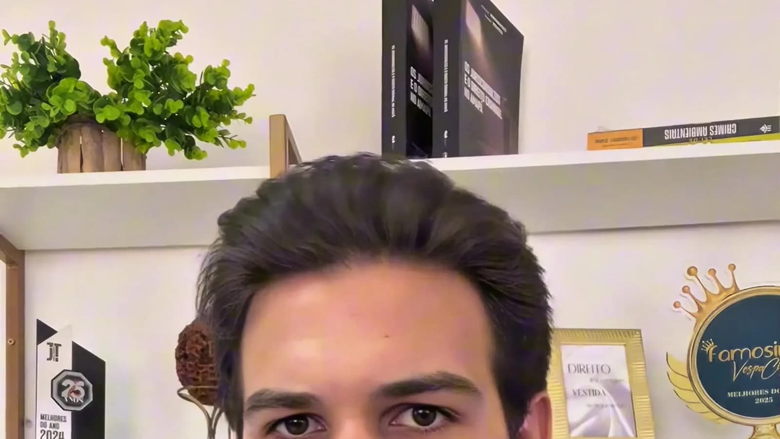 Advogado Pedro Guerra, de terno cinza e gravata verde, fala em frente a uma estante com livros de direito e o símbolo da balança da Justiça, em vídeo sobre regras eleitorais