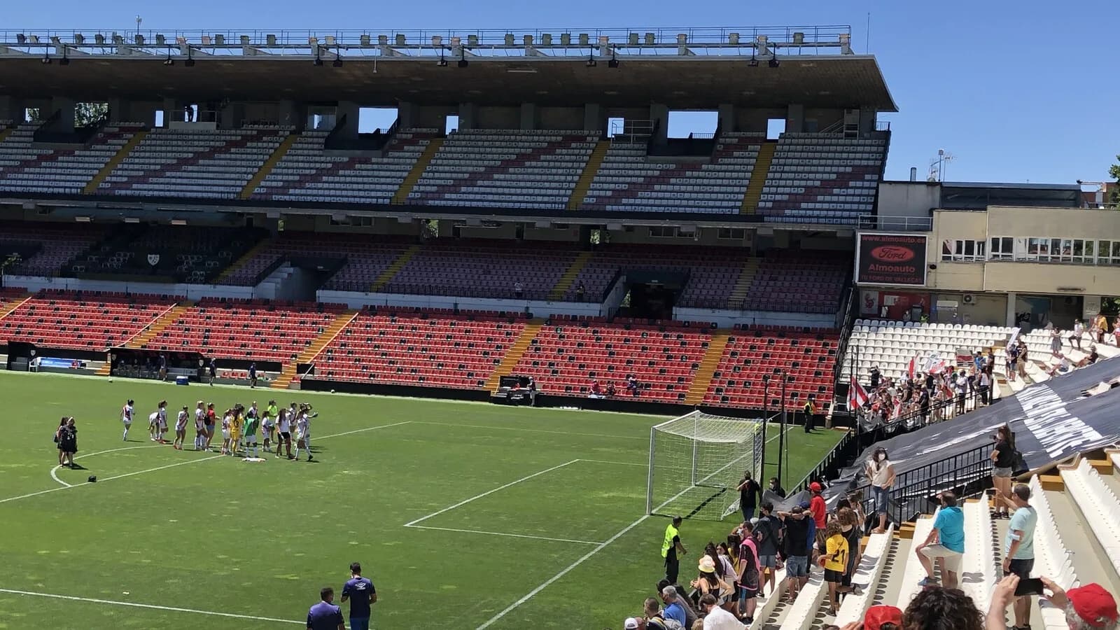 Arquibancadas do Estádio de Vallecas com torcedores
