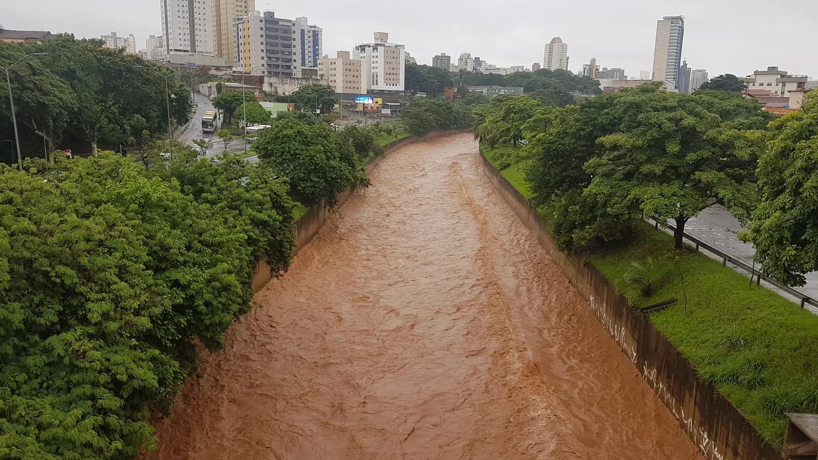Córrego com águas barrentas e cheias corta Belo Horizonte, em foto de arquivo de episódio de chuva forte