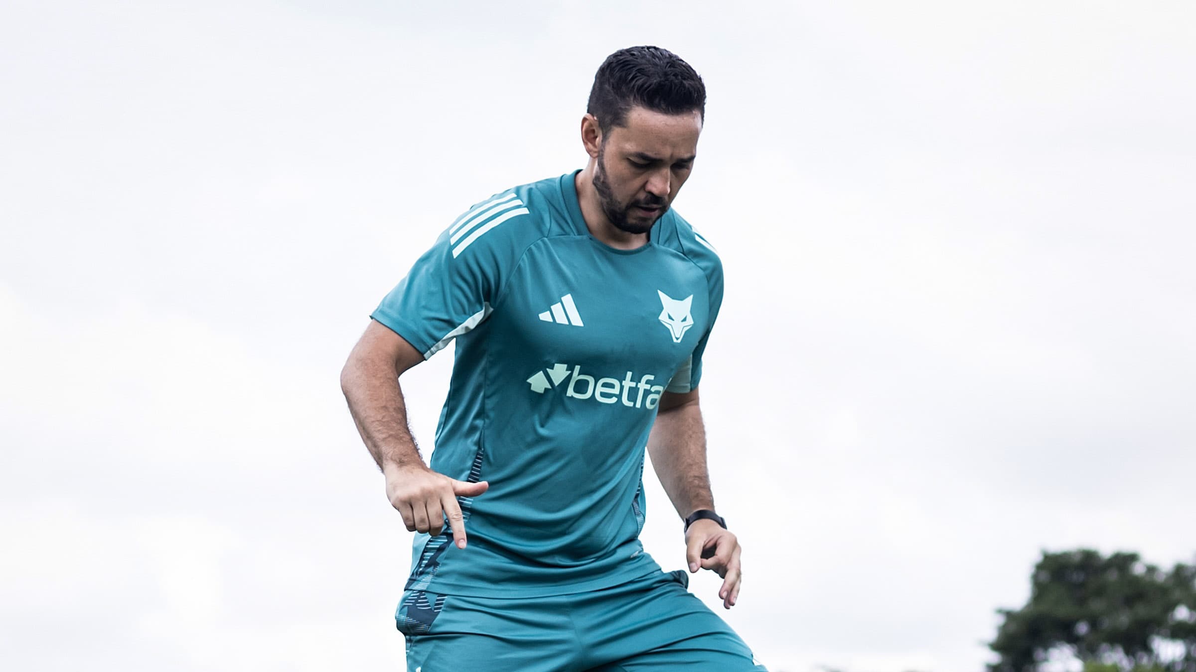 Jogador do Cruzeiro durante treino na Toca da Raposa, com o uniforme e o escudo do clube (foto de arquivo)