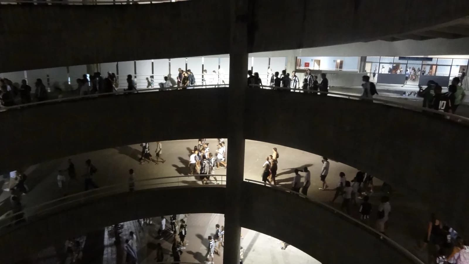 Torcedores do Botafogo caminham pelas rampas de acesso do Estádio Nilton Santos (foto de arquivo)