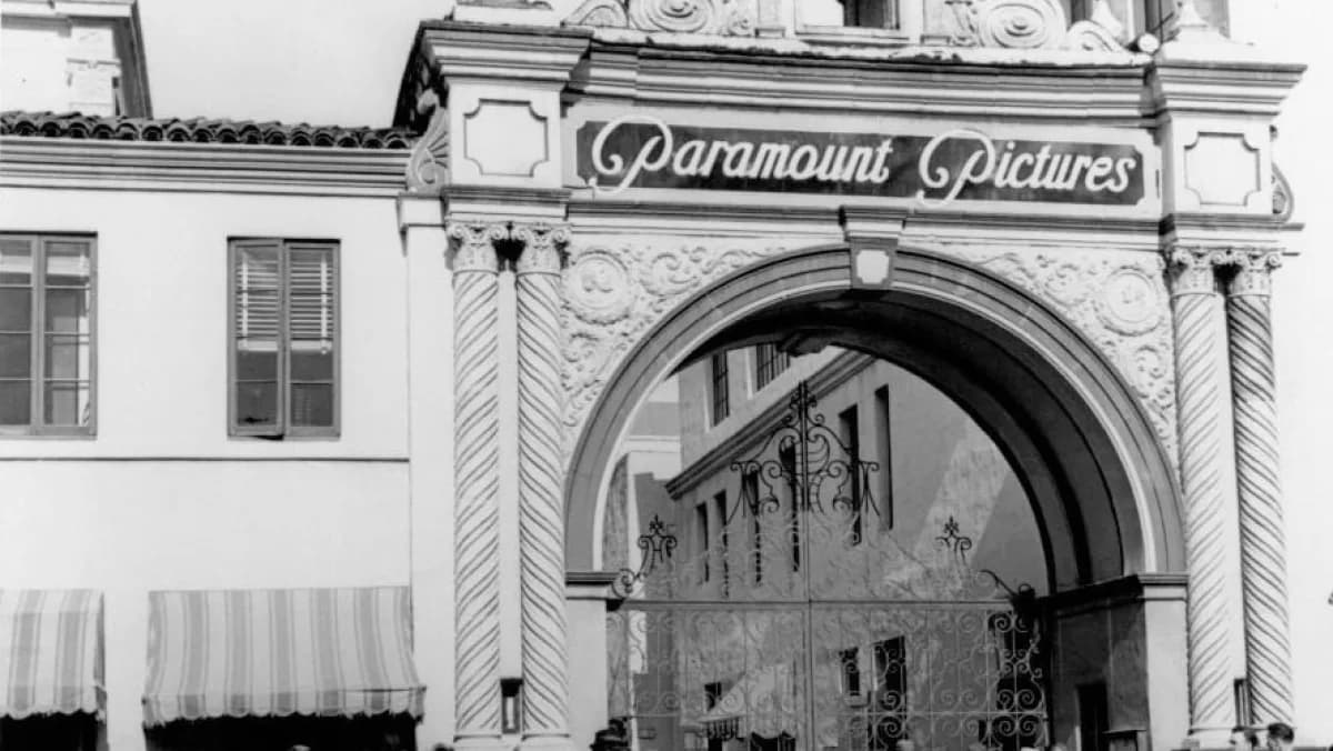 Portão histórico do estúdio Paramount Pictures em foto de arquivo