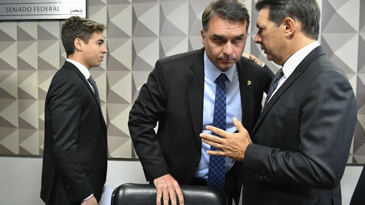 Nikolas Ferreira conversa com outros parlamentares no Senado Federal