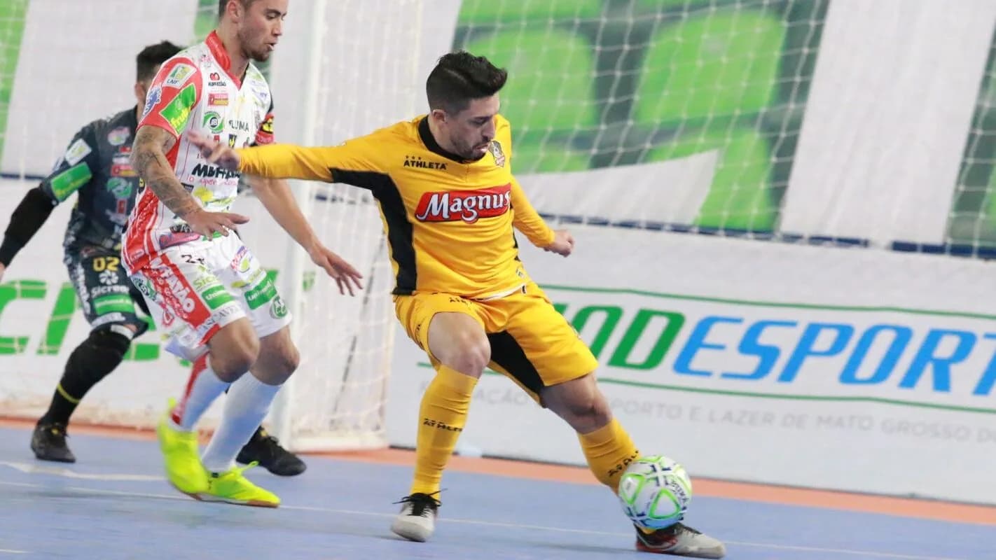 Jogador do Sorocaba, de amarelo e preto, disputa bola em partida de futsal