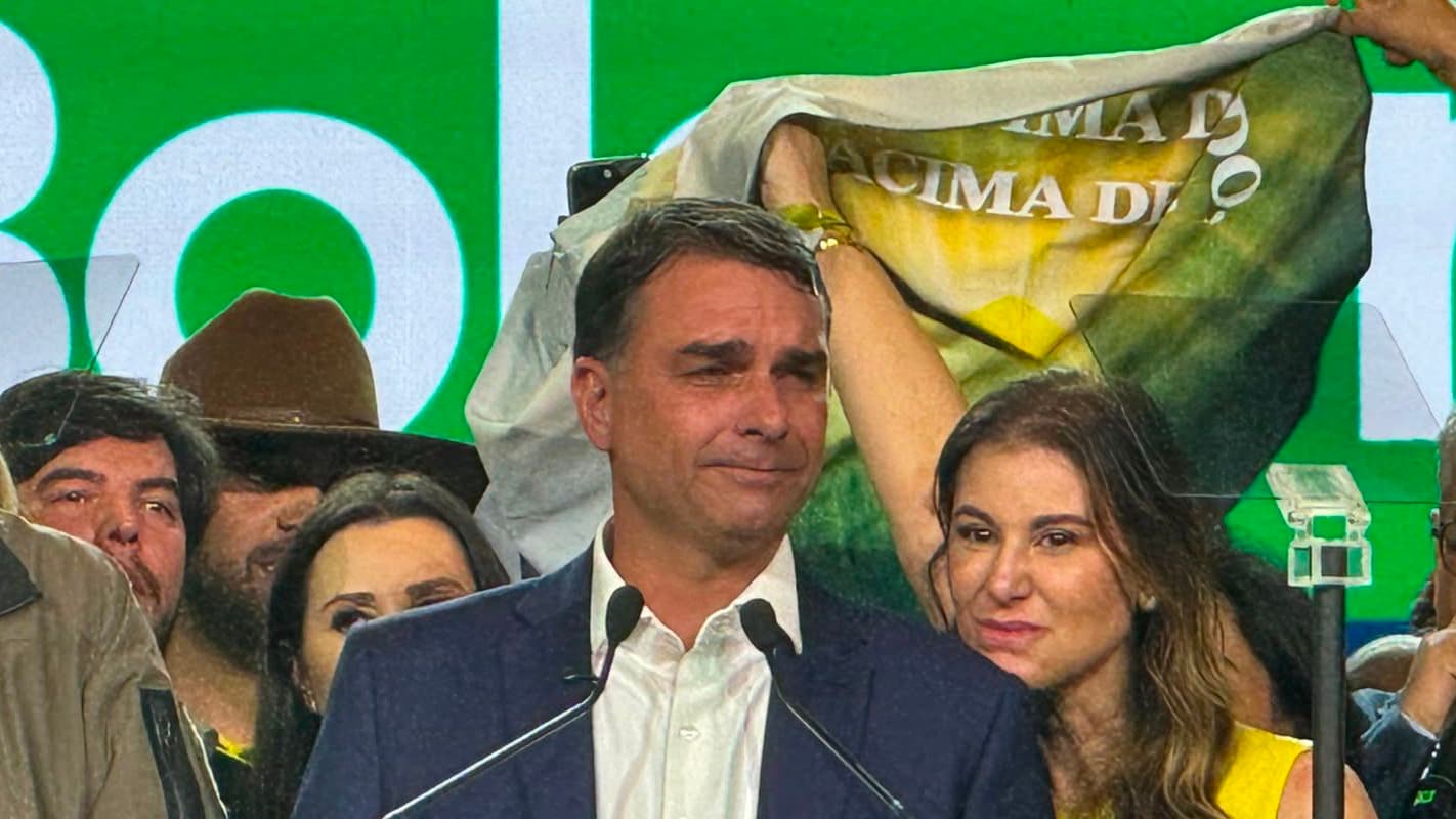 Flávio Bolsonaro discursa ladeado por apoiadores em convenção do PL que oficializou sua candidatura à Presidência, em São Paulo (foto de arquivo, 25/07/2026)