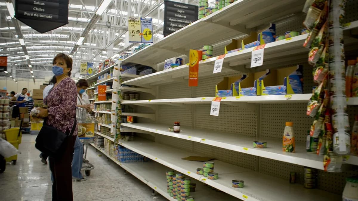 Cliente em corredor de supermercado com prateleiras de produtos