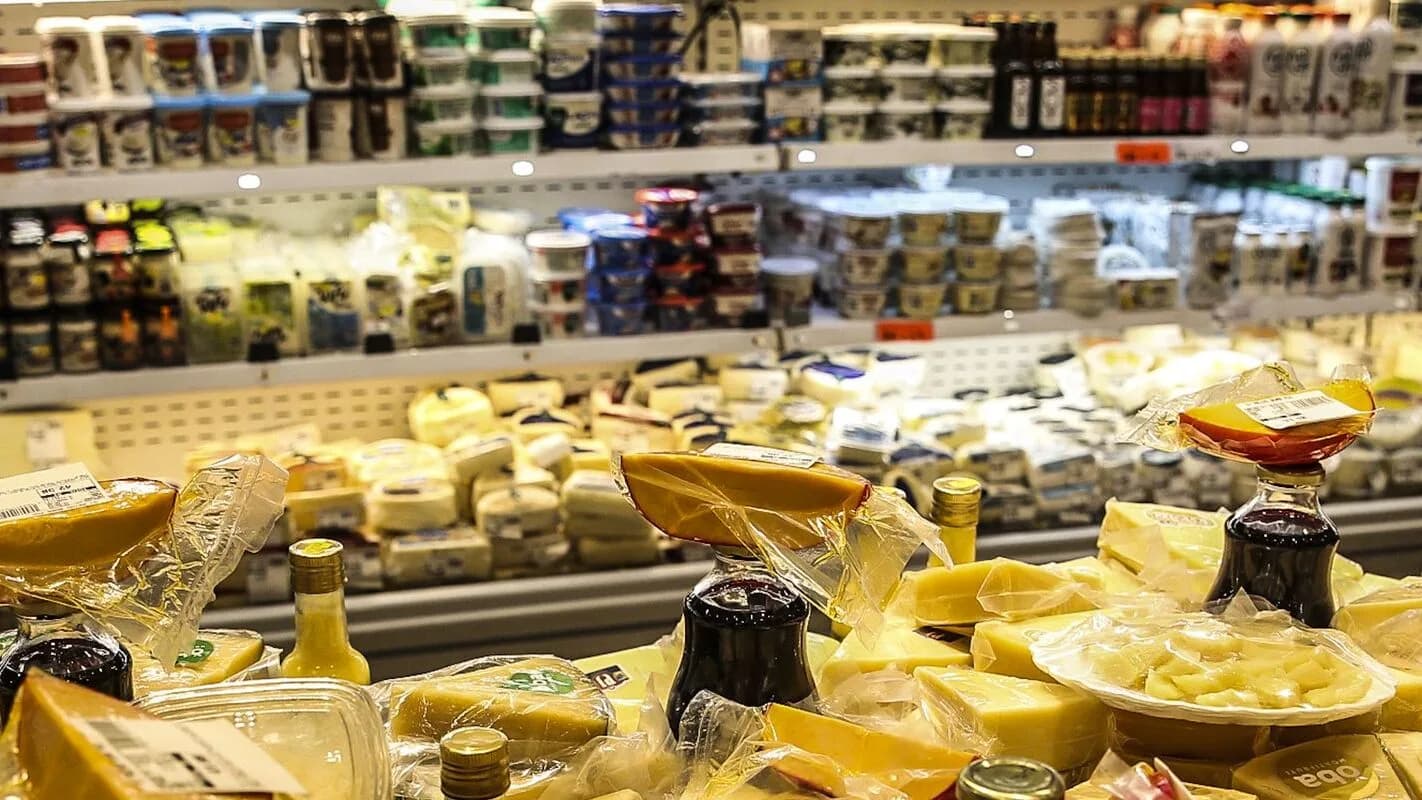 Prateleira de supermercado com produtos variados, em imagem de arquivo sobre comércio e consumo