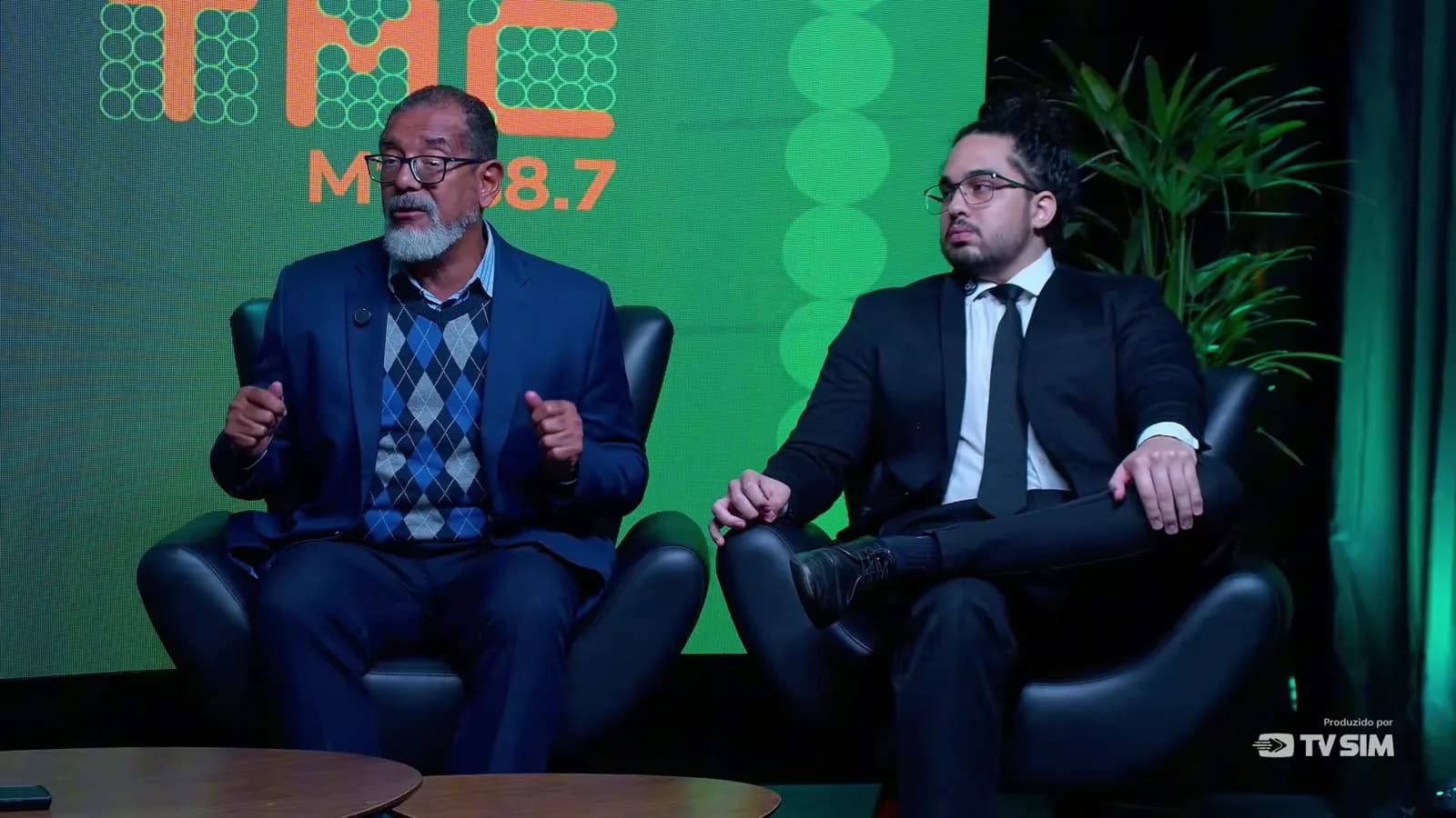 O superintendente regional do Trabalho em Minas Gerais, Carlos Calazans, gesticula ao falar durante entrevista ao lado do advogado trabalhista Igor Rodrigues no programa A Cidade É Sua, da TMC