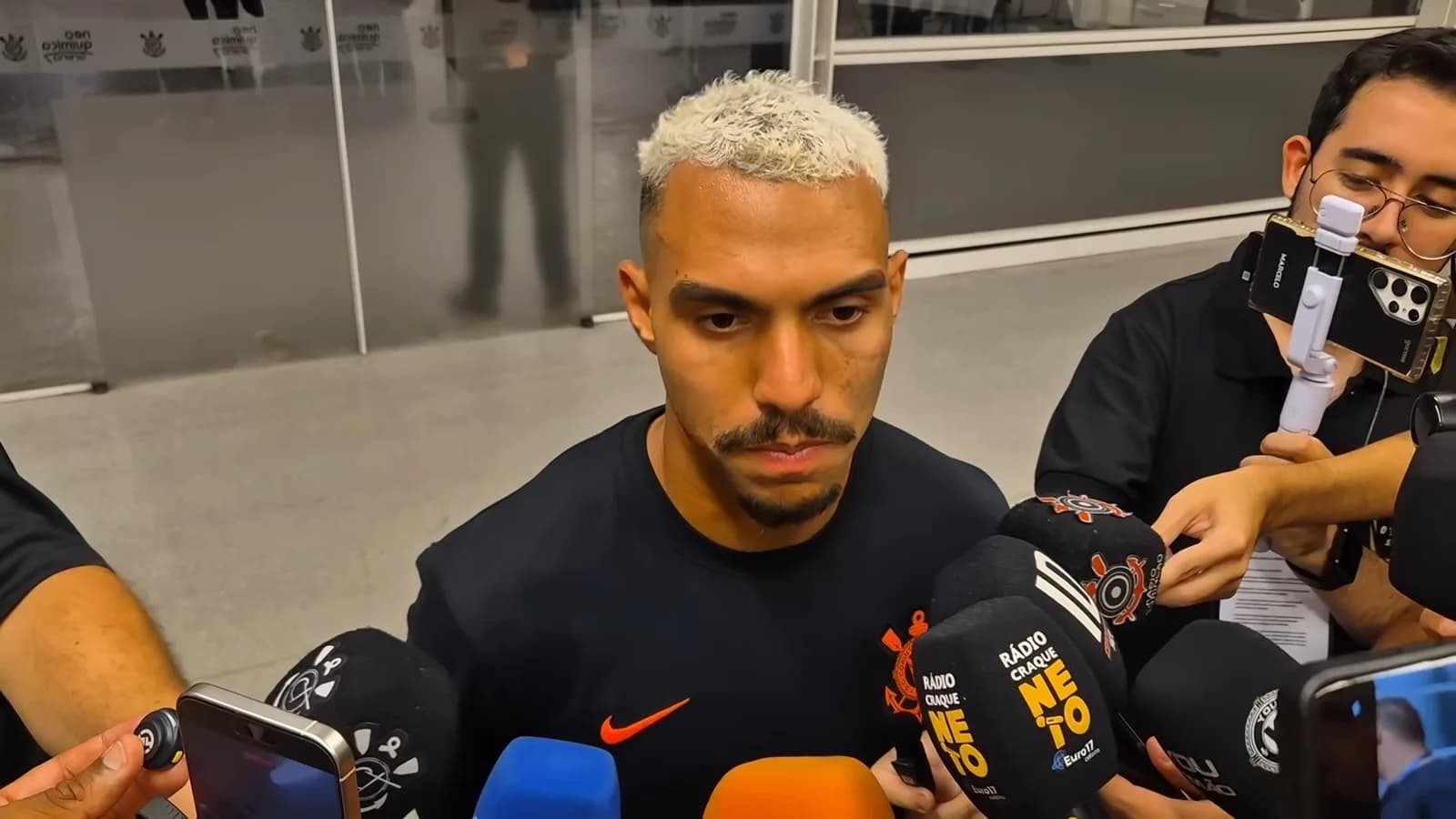 O lateral-direito Matheuzinho, do Corinthians, em entrevista coletiva (foto de arquivo, fevereiro de 2026)