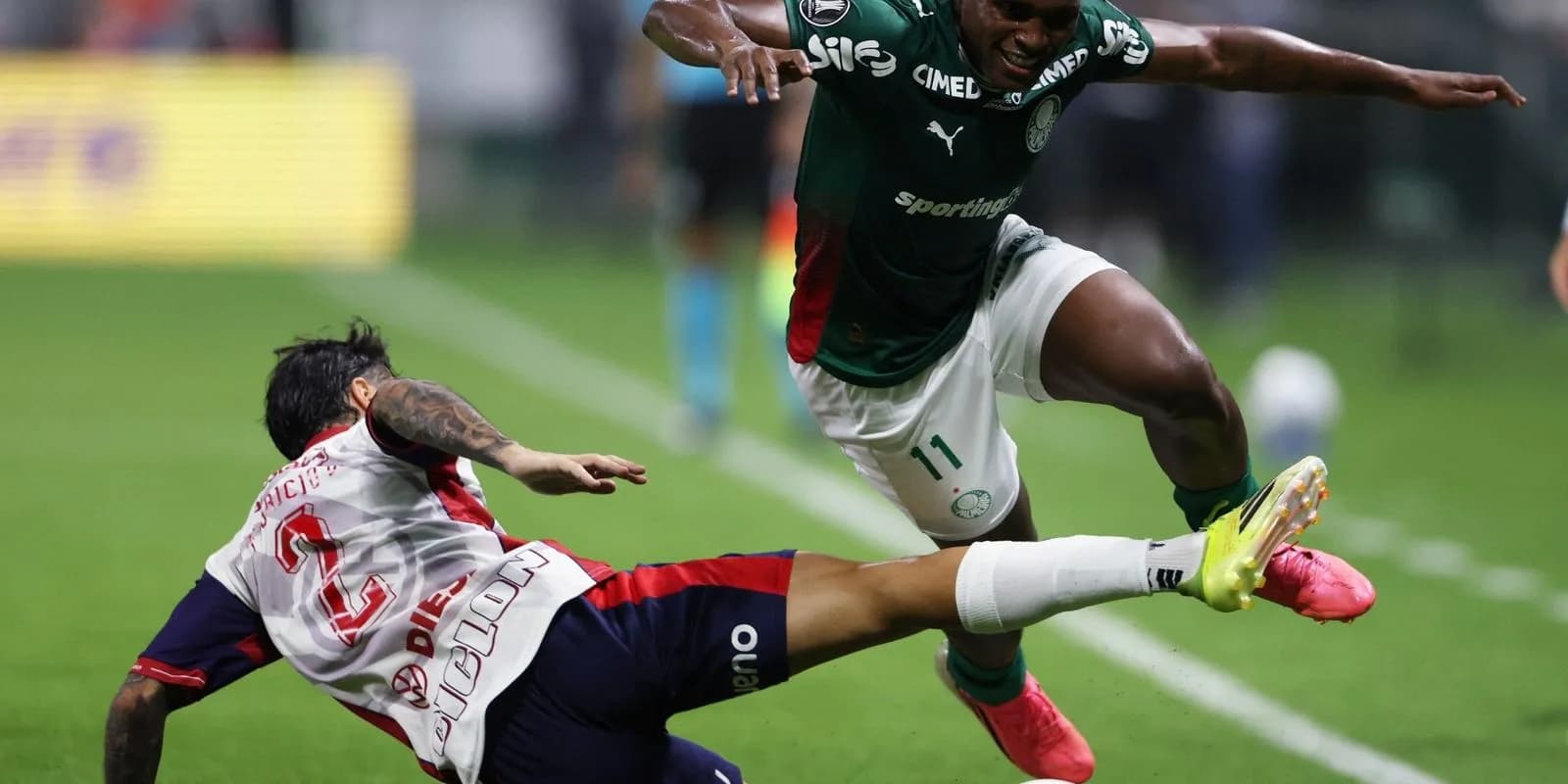 Jogador do Palmeiras disputa bola em jogo pela Libertadores, em foto de arquivo de agosto de 2026
