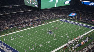 Jogo de futebol americano com o Dallas Cowboys em campo (foto de arquivo)