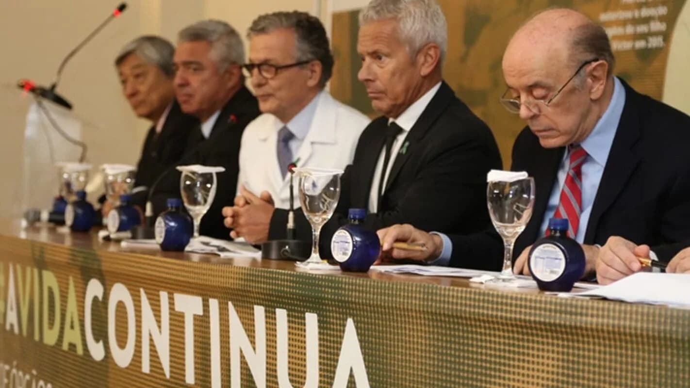 Autoridades em mesa de coletiva de imprensa durante lançamento de campanha de incentivo à doação de órgãos