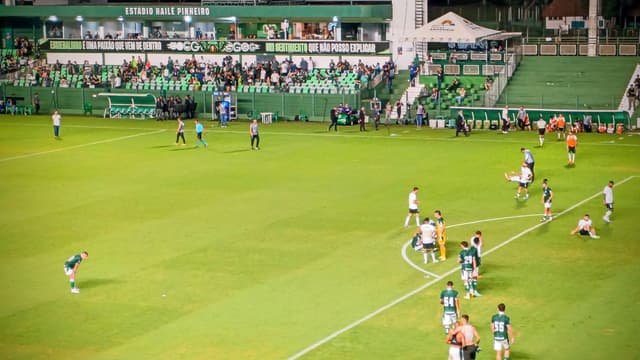 Jogadores em campo e torcida nas arquibancadas do Estádio Hailé Pinheiro, em Goiânia
