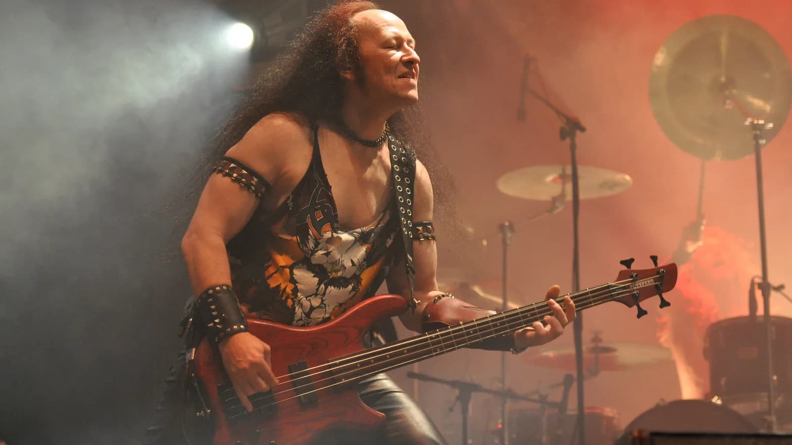 Conrad 'Cronos' Lant tocando baixo e cantando em show do Venom