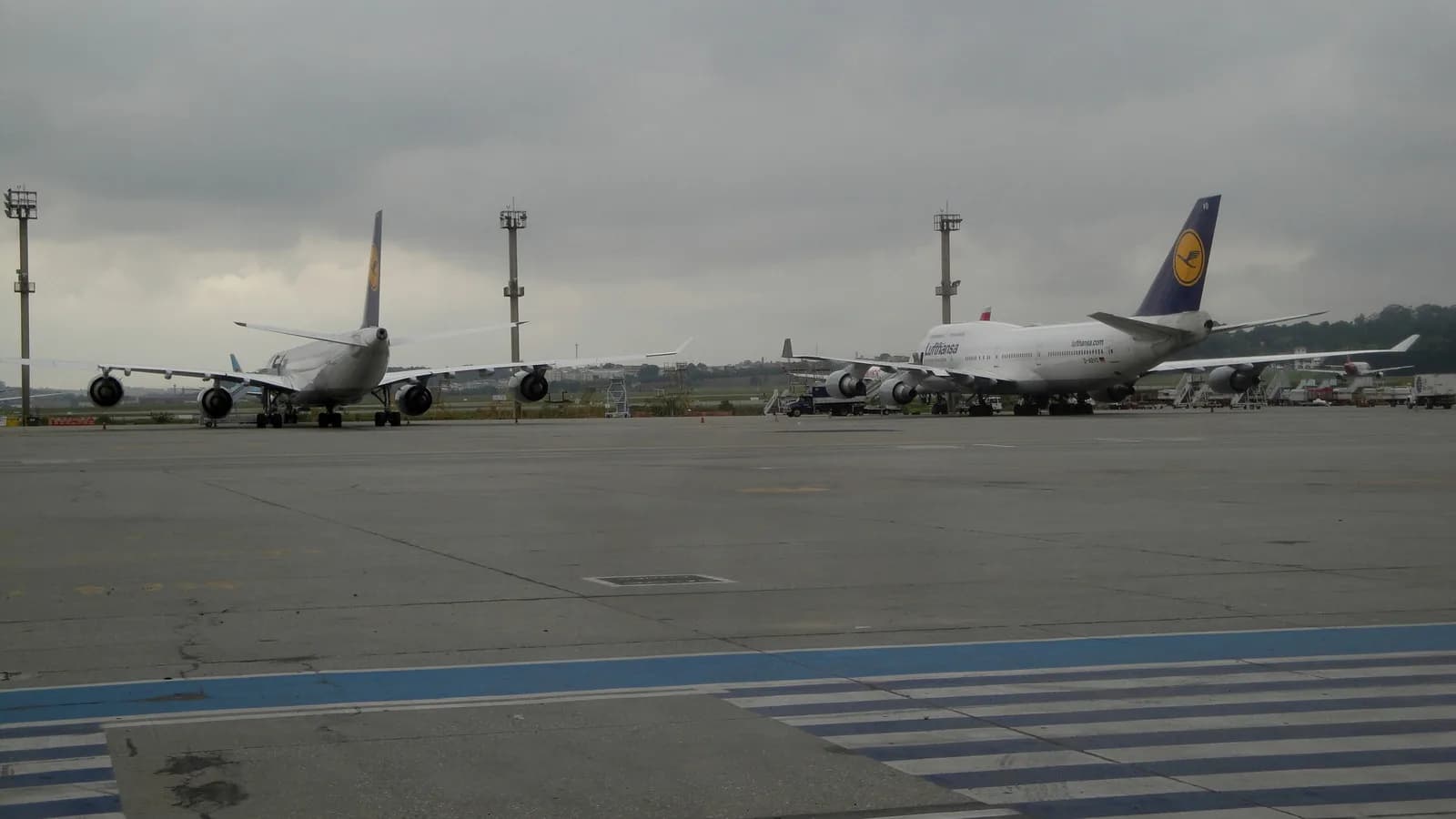 Aviões Airbus A340 e Boeing 747 da Lufthansa estacionados em pátio de aeroporto