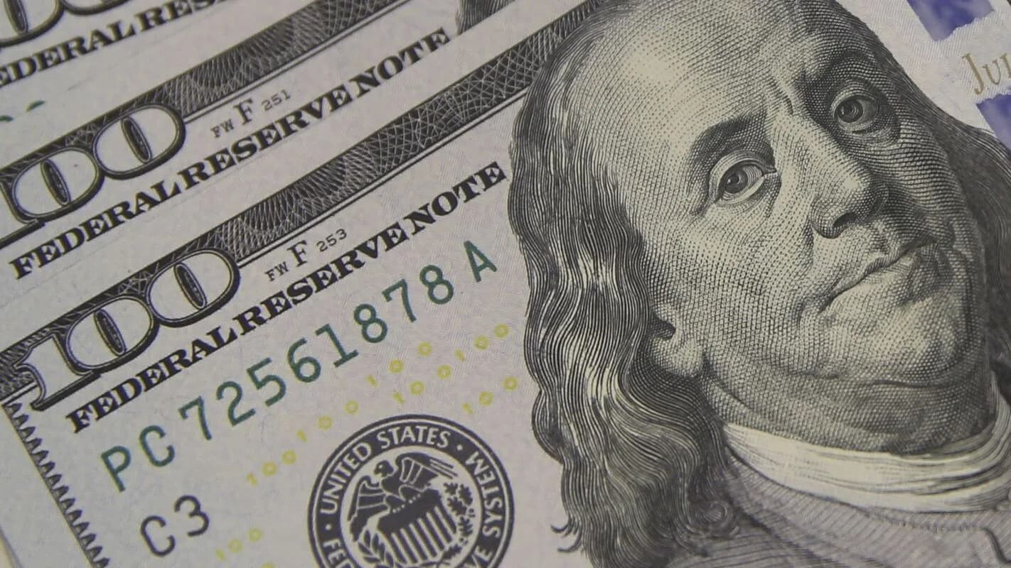 Notas de dólar americano sobrepostas, representando o mercado financeiro