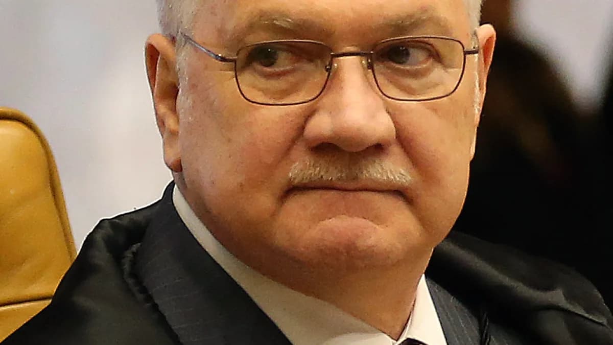 O ministro Edson Fachin, do Supremo Tribunal Federal, usando toga, durante sessão da Corte