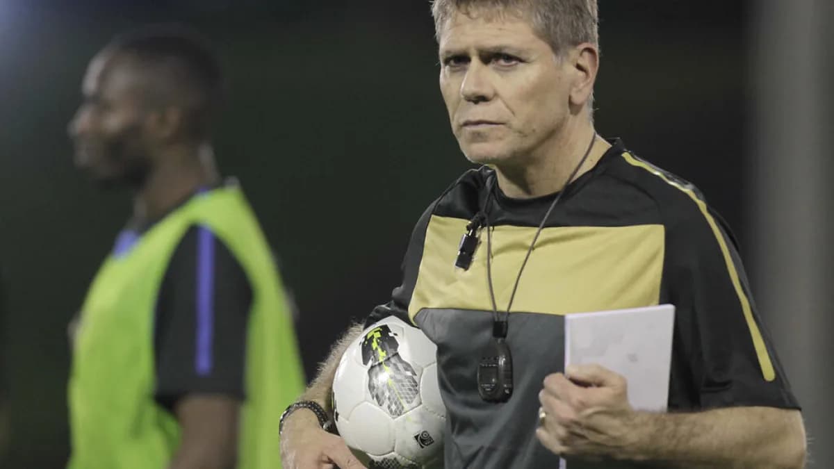 Paulo Autuori observa o jogo durante treino segurando uma bola