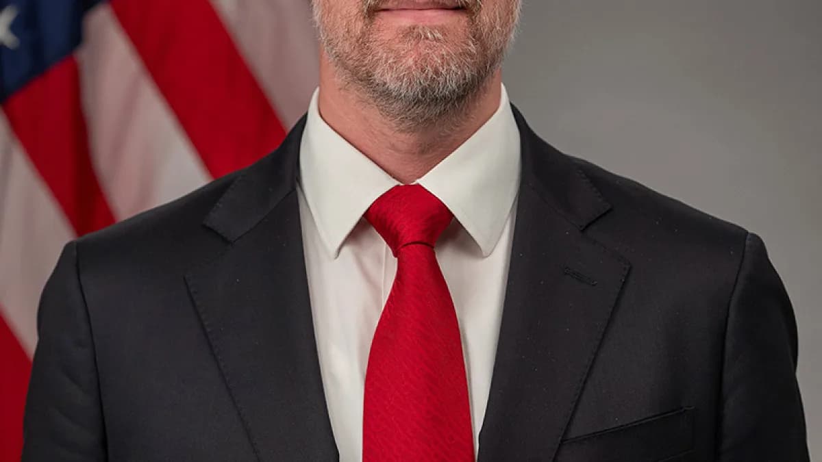 Retrato oficial do representante comercial dos Estados Unidos, Jamieson Greer, em frente à bandeira americana