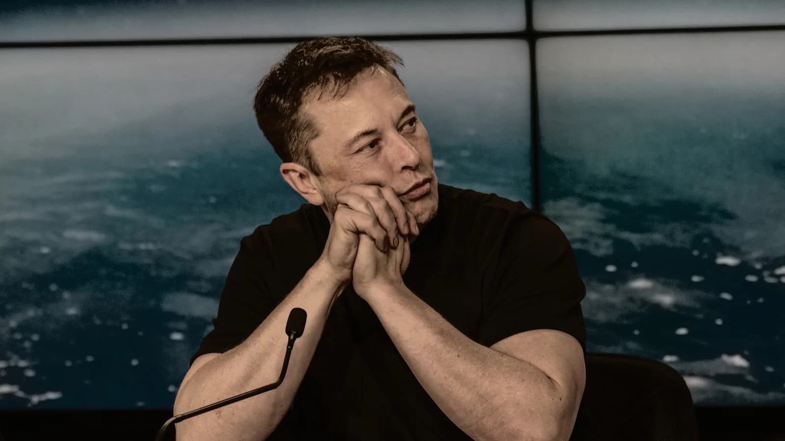 Elon Musk durante entrevista coletiva