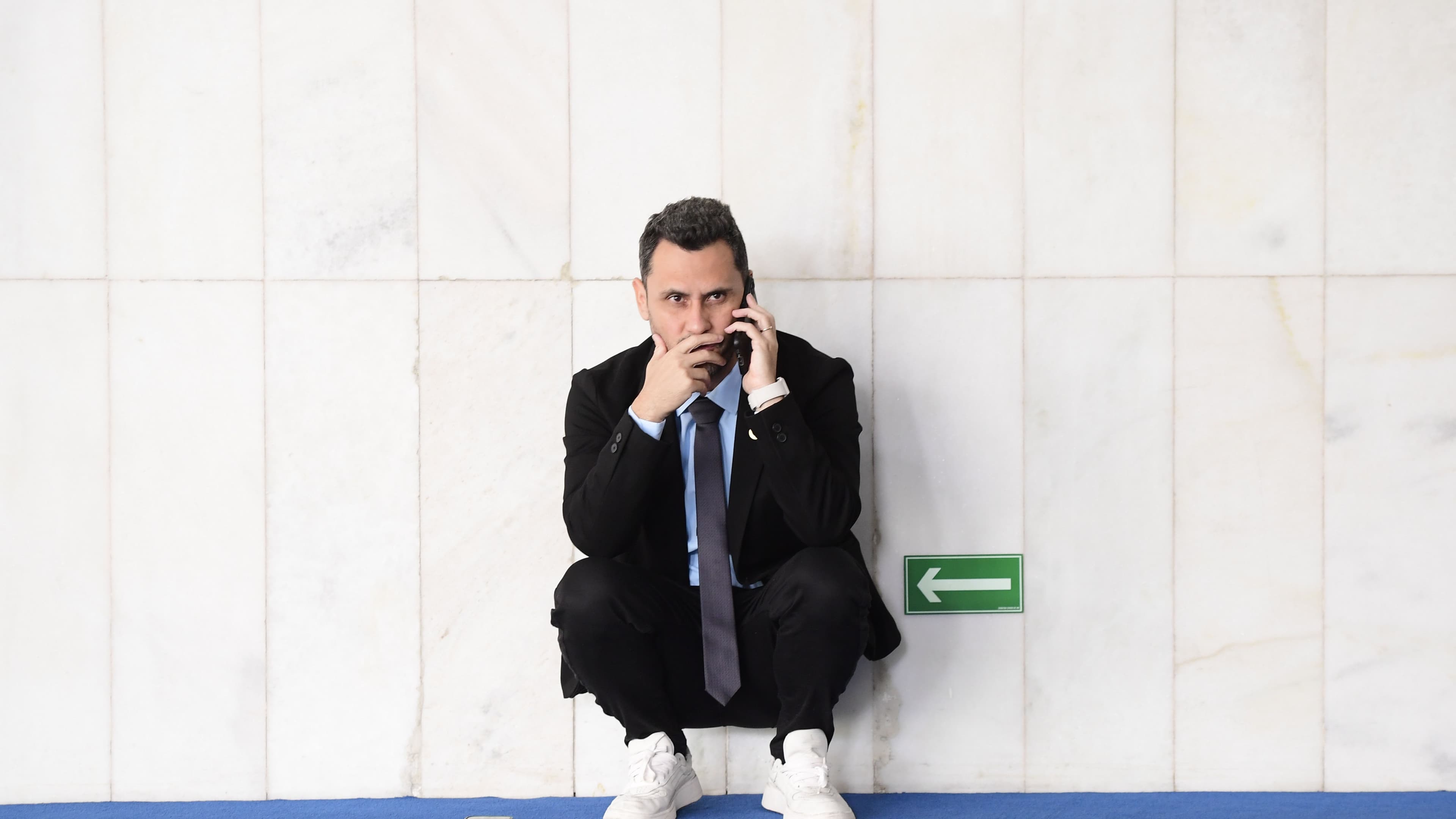 Cleitinho, senador por Minas Gerais, ao telefone em imagem de arquivo do Senado