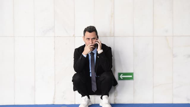 Cleitinho, senador por Minas Gerais, ao telefone em imagem de arquivo do Senado
