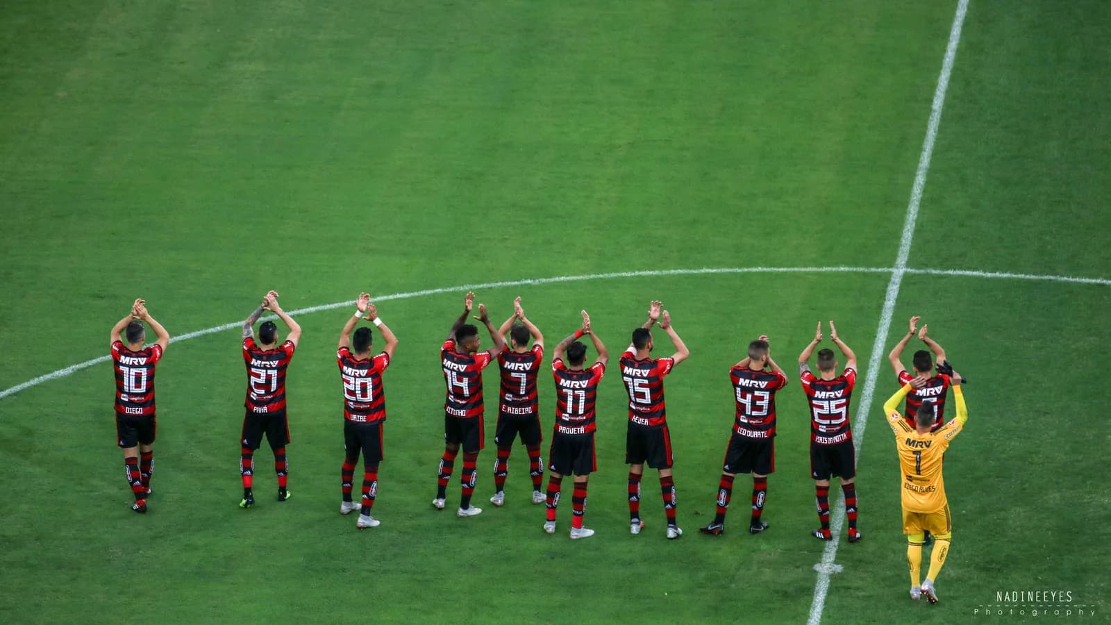 Jogadores do Flamengo em campo em foto de arquivo de clássico contra o Vasco