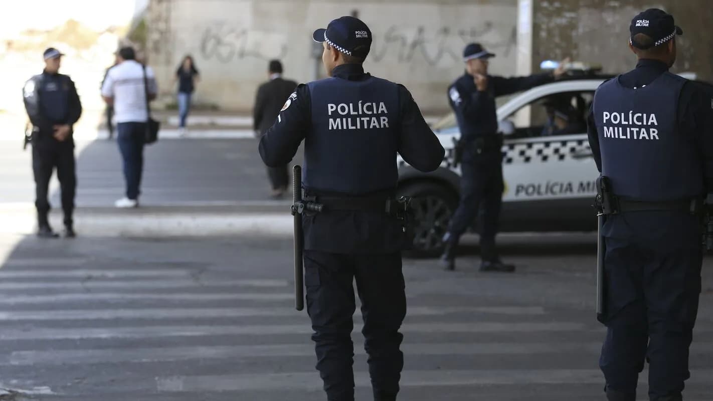 Policiais em viatura durante policiamento de rua (imagem de arquivo)