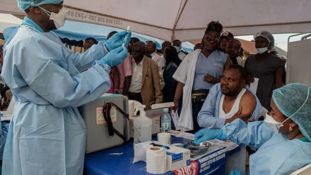 Equipe de saúde em trajes de proteção atende pacientes durante o surto de ebola na África Central