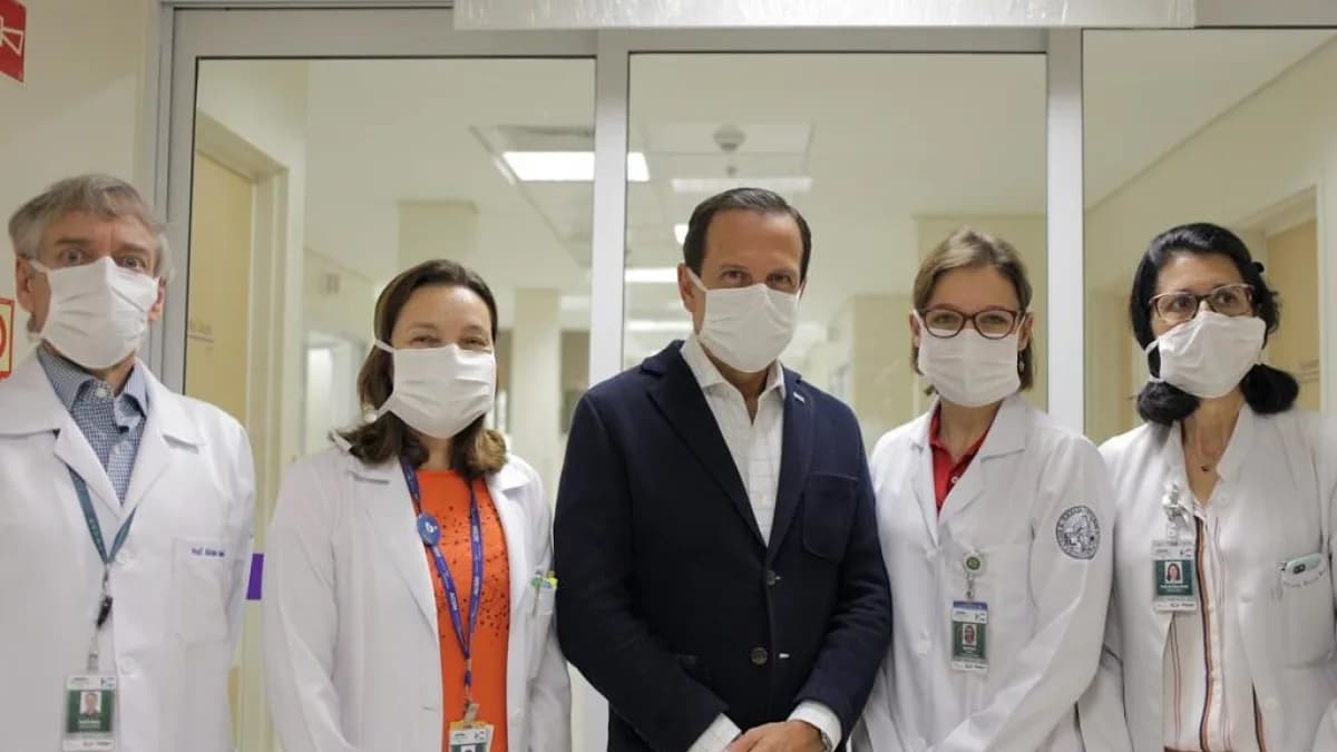 Equipe médica em frente à unidade de terapia intensiva de hospital público em São Paulo