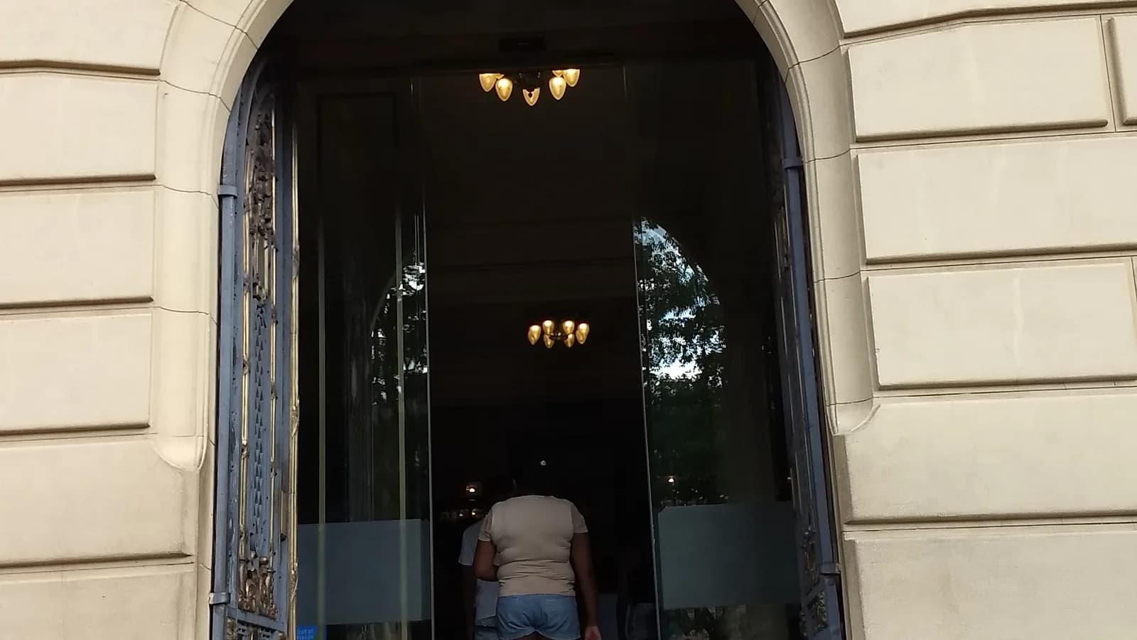 Fachada histórica de prédio no Centro de Belo Horizonte, com visitante na entrada